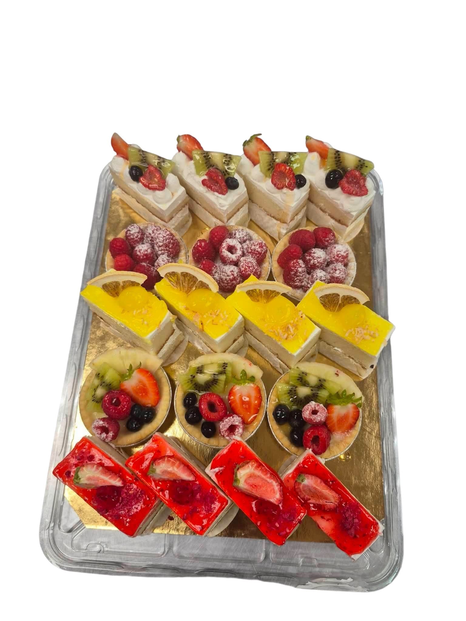 Plateau de petits gâteaux assortis préparés par la boulangerie